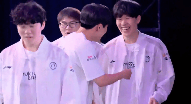 退掉BLG基地(dì)之后，The shy开懷(huái)大笑！